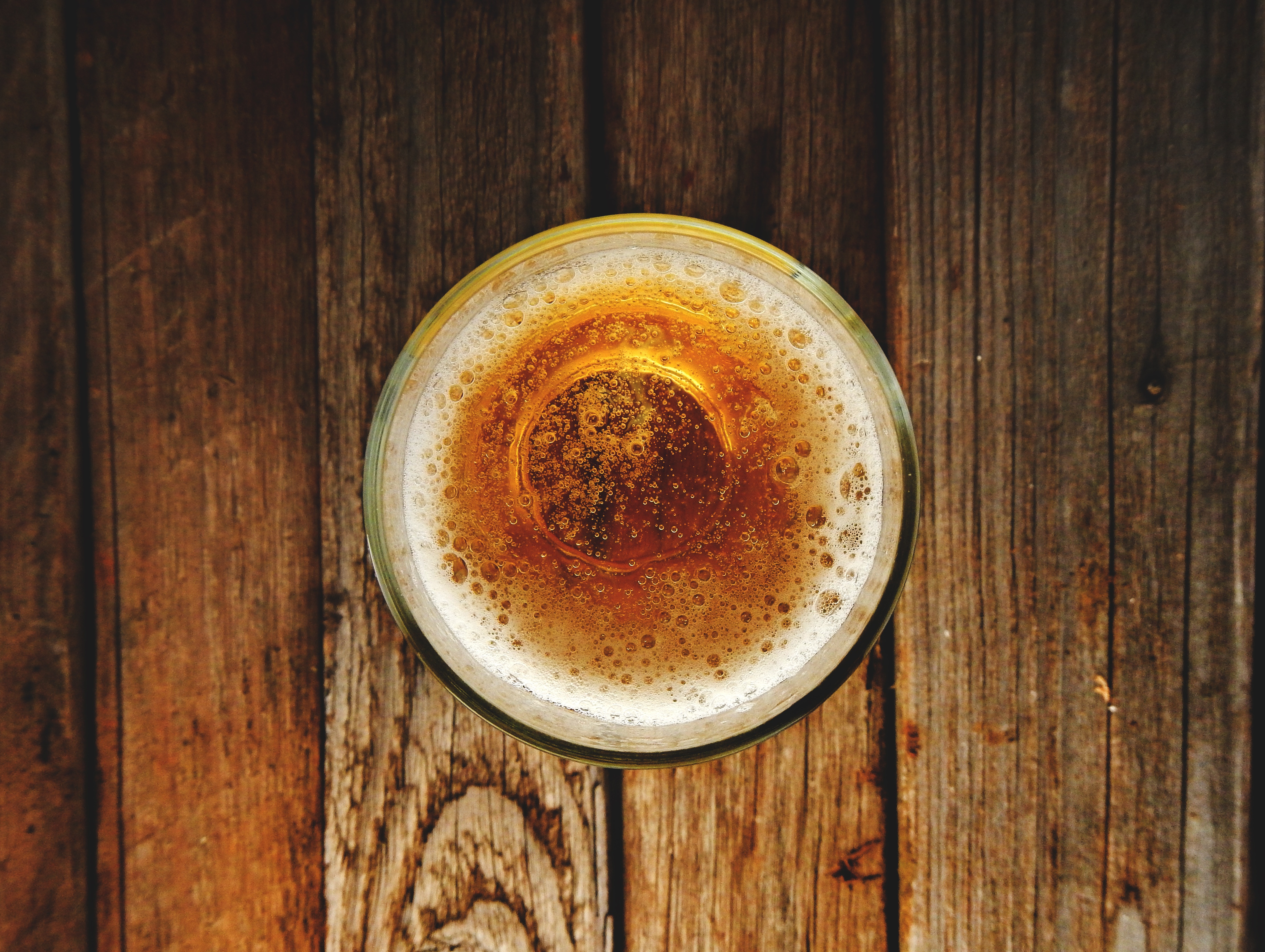 Bier in einem Glas auf einem Holztisch
